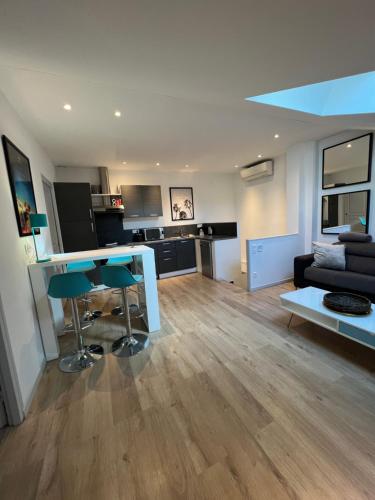 un salon avec une table et un canapé dans l'établissement Teisseire Accomodations, à Cannes