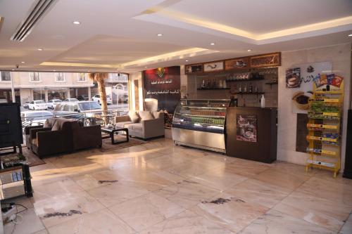 une pièce avec un magasin avec un comptoir et une pièce avec dans l'établissement شقق ديار الشامخة المخدومة - تصنيف اقتصادي, à Khobar
