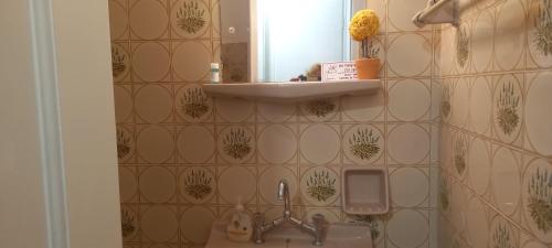 W łazience znajduje się umywalka i lustro. w obiekcie Balcony to Aegeon 3 w mieście Apollon