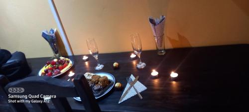 モコパネにあるPhokela Guest Houseの食べ物とろうそくを盛り付けたテーブル