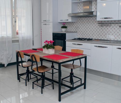 a kitchen with a table with chairs and a stove at Tami Holidays in Vittorio Veneto