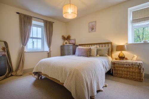 Un dormitorio con una cama grande y una ventana en Woodside Cottage - Cartmel Fell, Windermere, en Windermere