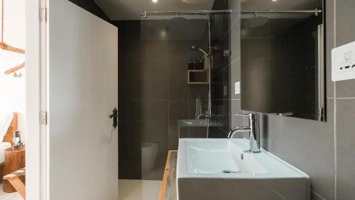 ein Bad mit einem Waschbecken und einer Dusche in der Unterkunft Lea Spa Hotel in Maafushi