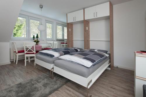 - une chambre avec un grand lit et une salle à manger dans l'établissement Apartment an der Wurmbergseilbahn 2, à Braunlage