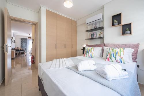 1 dormitorio con 1 cama blanca grande y 2 almohadas en Elegant Home with Balcony by CloudKeys en Athens
