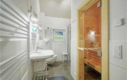 ein weißes Bad mit einem Waschbecken und einem WC in der Unterkunft Haus Otter in Göls