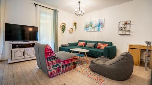 a living room with a couch and a tv at Family TreeZ Premium Apartments in Poiana Brasov