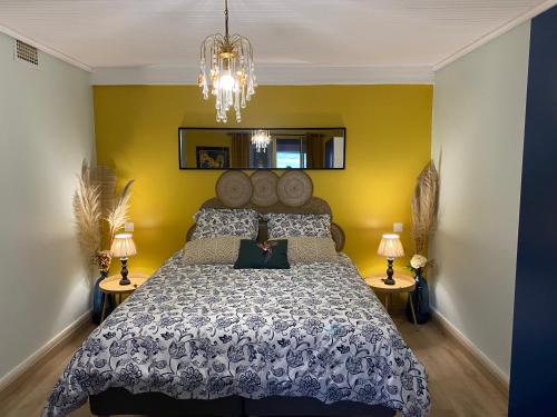 La colline bleue في رووين: غرفة نوم بسرير كبير ومصباحين