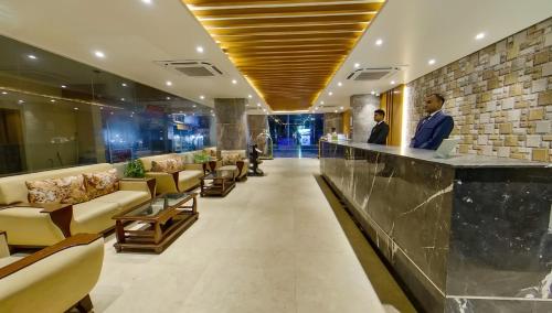 eine Lobby mit Sofas und eine Bar in einem Gebäude in der Unterkunft Hotel Sea Cox in Cox's Bazar
