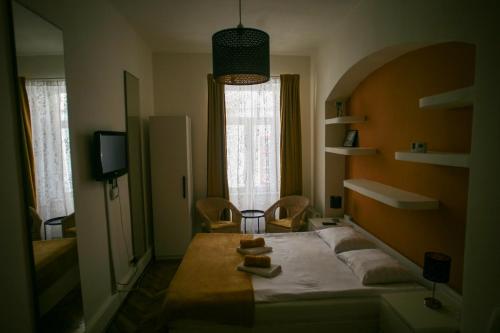 una camera da letto con un letto grande e una finestra di Black Church Studio a Braşov