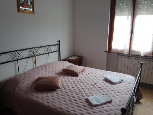 1 dormitorio con 1 cama con 2 almohadas en Casa Camilla en Capannori