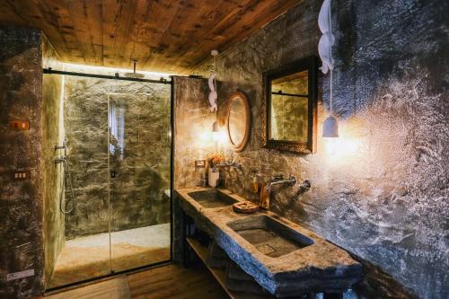 ein Bad mit einem Waschbecken und einer Dusche in der Unterkunft AGRITURISMO CA' FENILE in Alzano Lombardo