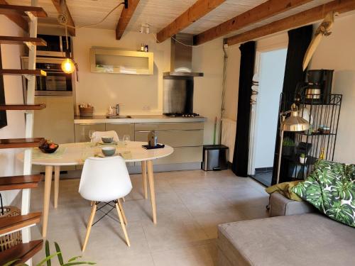 a living room with a table and a kitchen at Ferienhaus Noordwijk Zee & Strand in Noordwijk