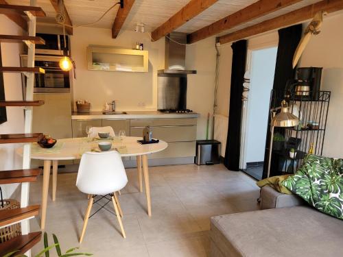 un soggiorno con tavolo e cucina di Ferienhaus Noordwijk Zee & Strand a Noordwijk