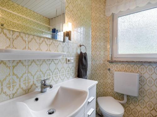 uma casa de banho com um lavatório e um WC em Modern Apartment in Velmede with Private Terrace em Velmede