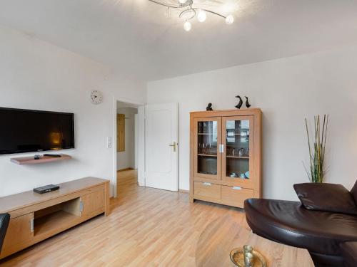 Μια τηλεόραση ή/και κέντρο ψυχαγωγίας στο Apartment with private terrace in Velmede