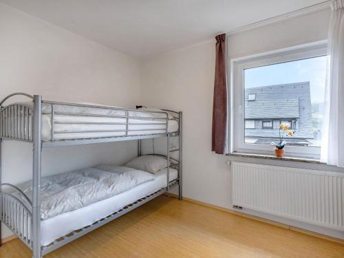 um quarto com um beliche e uma janela em Modern Apartment in Velmede with Private Terrace em Velmede