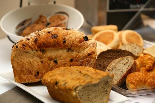 Un plato con diferentes tipos de pan sobre una mesa. en Quality Inn Dubbo International, en Dubbo