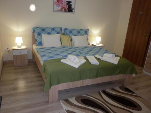 Luxury Villa Heviz في هفيز: غرفة نوم عليها سرير وفوط