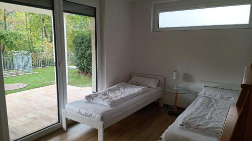 Schlafzimmer mit einem Bett und einer Glasschiebetür in der Unterkunft Apartment Baumeister in Weilheim an der Teck