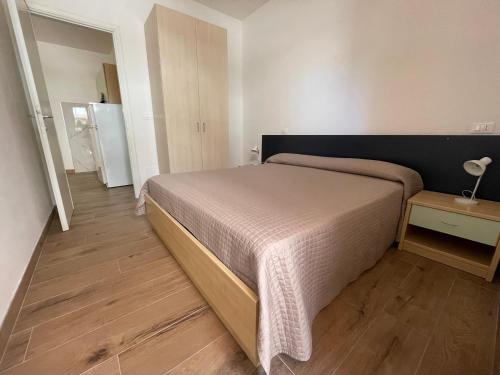 ビビオーネにあるDuna Verde - Appartamentiのベッドルーム(大型ベッド1台、冷蔵庫付)