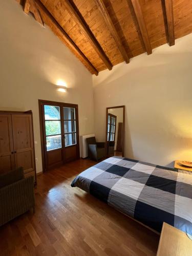 ヴィティナにあるHappy trails Guesthouse Vitinaの部屋にベッドがある寝室