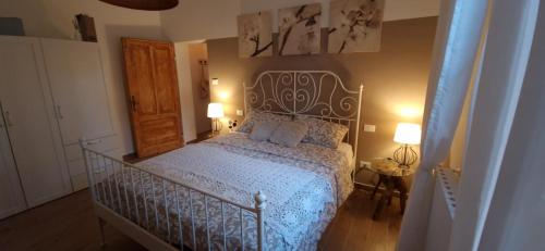 una camera da letto con un letto con copriletto bianco di Minimal Chic House a Bologna