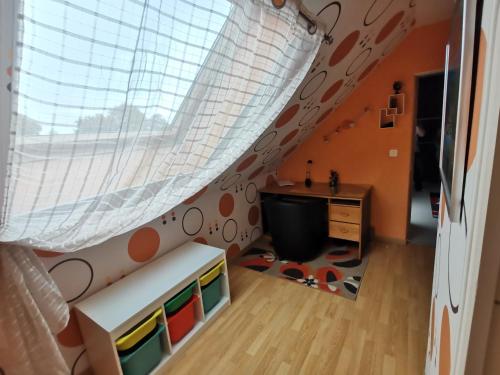 une chambre avec un lit, un bureau et une fenêtre dans l'établissement Les Arches., à Méneslies