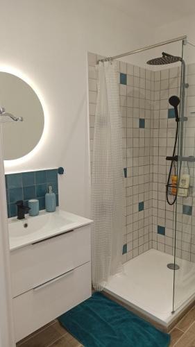 une salle de bain avec une douche et un lavabo blanc et une douche dans l'établissement Maison d'hôtes calme proche village, à Bédoin
