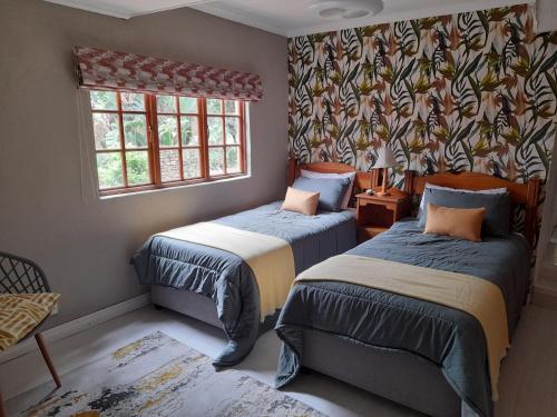 - une chambre avec 2 lits et une fenêtre dans l'établissement Hawkshead Lodge, à Alkmaar