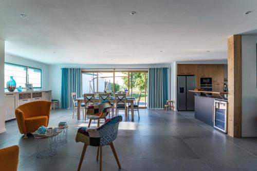 une cuisine et un salon avec une table et des chaises dans l'établissement La Grande Croix Bienvenue, à Saint-Cast-le-Guildo