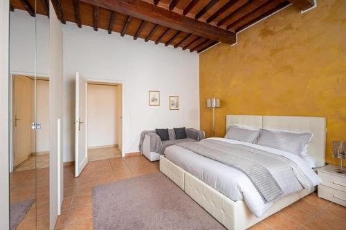 ein Schlafzimmer mit einem großen weißen Bett in einem Zimmer in der Unterkunft Santa Rosa Apartment - Oltrarno in Florenz