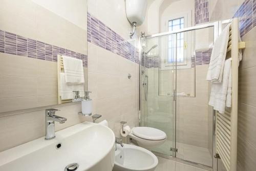 ein Bad mit einem Waschbecken, einem WC und einer Dusche in der Unterkunft Santa Rosa Apartment - Oltrarno in Florenz