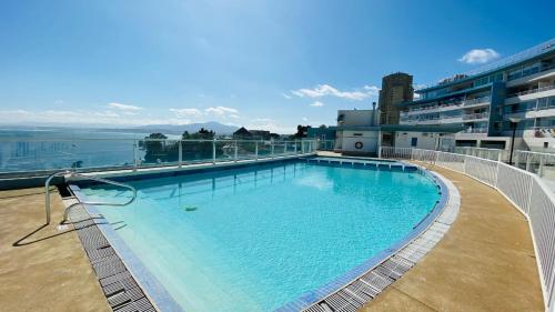 a large swimming pool on top of a building at Maravilloso departamento con vista panorámica. in Concón