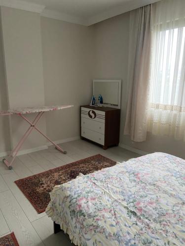 Säng eller sängar i ett rum på Trabzon Akyazı Deniz Manzaralı Lüx Daire
