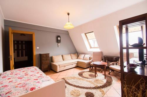 - un salon avec un canapé et une table dans l'établissement Happy Apartments Old Town, à Wrocław