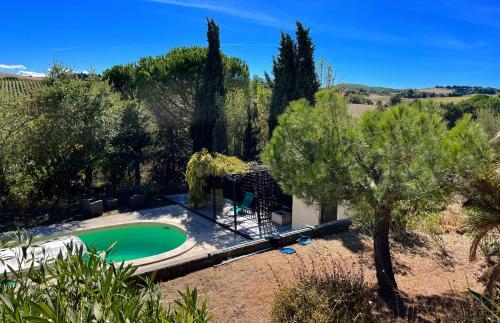 Brézilhac的住宿－Suis Le Soleil，享有树木庭院游泳池的顶部景色