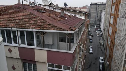 uma vista panorâmica de uma rua da cidade com edifícios em flat in istanbul em Istambul