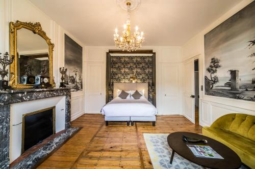 a bedroom with a bed and a fireplace at Demeure Saint Martin in Vertus