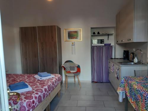 una piccola camera con due letti e una cucina di La Corte di Marino a Pisa