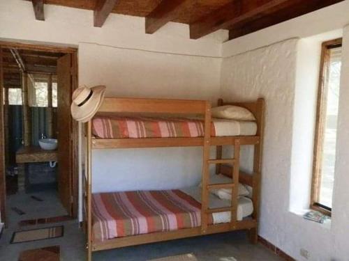 1 dormitorio con 2 literas en una habitación en Fundo Matufa Mancora, en Canoas de Punta Sal