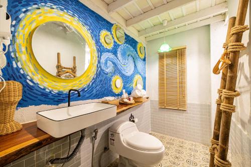 ノーンカーイにあるシルソパ ホステルのバスルーム(洗面台、トイレ、鏡付)