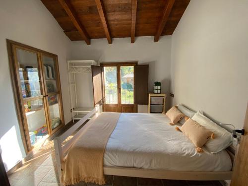 - une chambre avec un grand lit et une fenêtre dans l'établissement Casa Rural con Jacuzzi junto a Camprodon., à Abella