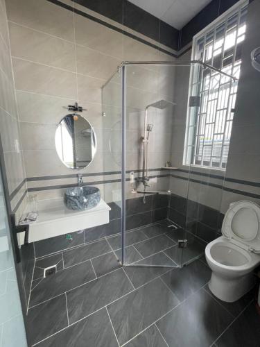 a bathroom with a shower and a toilet at Golden Apple Villa Đà Lạt in Khu Chi Lăng