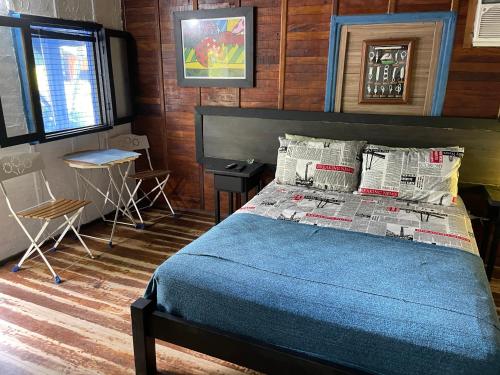 - une chambre avec un lit et un journal dans l'établissement Alemao Cabanas, à Camburi