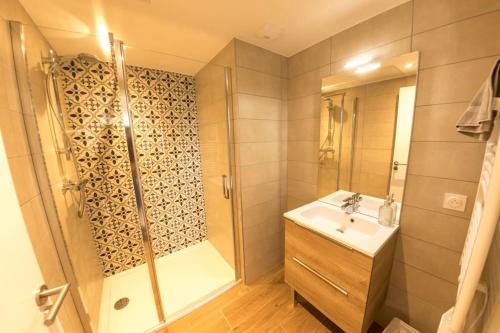 ein Bad mit einer Dusche und einem Waschbecken in der Unterkunft La Casa Machado 2 in Collioure