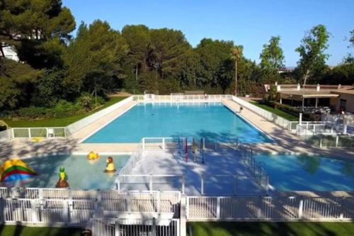 a large swimming pool with a large pool at T3 vue mer exceptionnelle in Six-Fours-les-Plages
