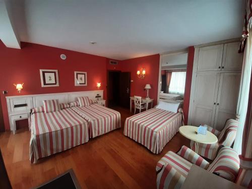 Una cama o camas en una habitación de Hotel Leonor Mirón