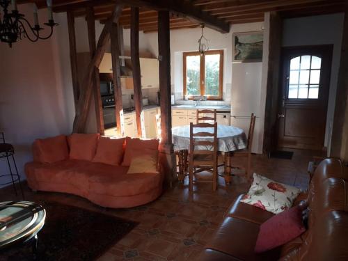 un salon avec un canapé et une table dans l'établissement Gîte¨ La Maison du sculpteur ¨, à Bay