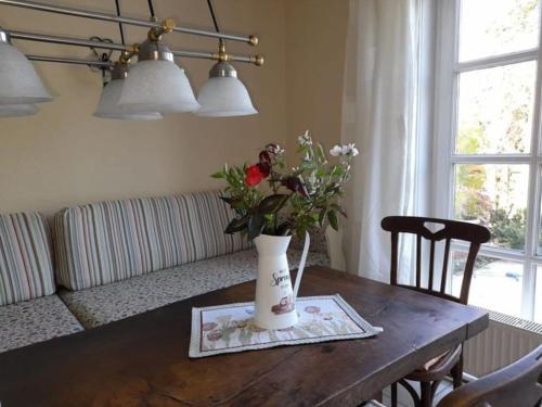 a table with a vase of flowers on top of it at Ferienhaus Gartower See in Gartow